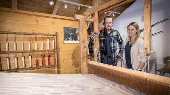 Besuchende betrachten den Webstuhl im Walsermuseum