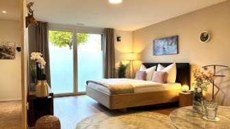 Kingsize-Bett im stilvollen und hellen Studio