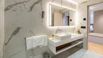 Modernes Badezimmer im Alpin Royal Hotel