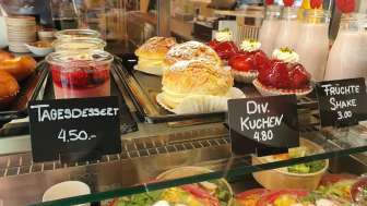 Vielfältige Auswahl an Kuchen, Törtchen und frischen Snacks in der Vitrine des Cafés 44 Café im Hof