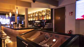 emütliche Bar im Casino Admiral Triesen mit edler Beleuchtung und großer Getränkeauswahl.