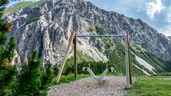 Schaukel vor beeindruckender Bergkulisse in Liechtenstein