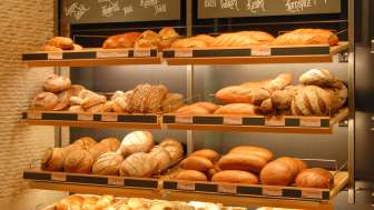 Gefülltes Regal mit Broten und anderen Köstlichkeiten in der Bäckerei Konditorei Amann