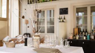 Tisch mit Weingläsern im Restaurant Vivid