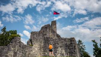 Wanderin steht vor den imposanten Ruinen der Burg Schellenberg