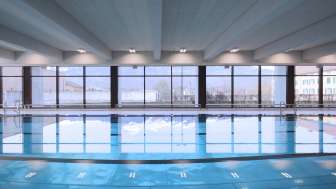 Blick auf das blaue Schwimmbecken im Hallenbad Triesen