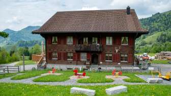 Bergrestaurant von aussen mit Spielplatz