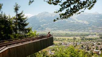 Aussichtsplattform am Walderlebnispfad in Vaduz mit Blick auf das sonnige Tal