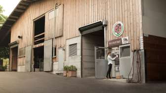 Außenansicht des Kaiserhofs in Liechtenstein mit Selbstbedienungs-Milchtankstelle – regional, frisch und direkt vom Bauernhof.