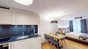 Ferienwohnung 12 Küchenzeile, Esstisch und Doppelbett