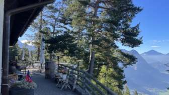 Sonnenterrasse des Berggasthaus MATU mit Panoramablick über das Rheintal