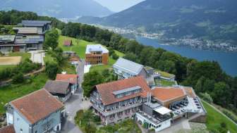 Der Weg schlängelt sich durch das Seminarhotel Lihn und Sportzentrum Kerenzerberg