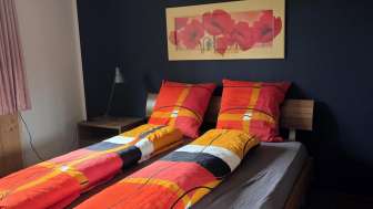 Doppelbett im Schlafzimmer der Wohnung FeWe