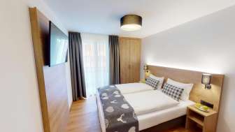 Schlafzimmer mit Doppelbett