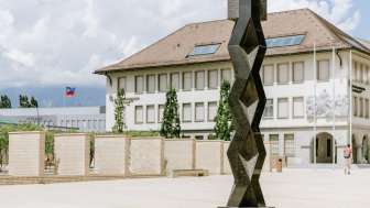 Skulptur Das Gebet von Heinz Mack auf dem Peter-Kaiser-Platz in Vaduz – abstrakte, vertikale Form aus dunklem Metall.