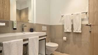 Modernes Badezimmer im b_smart motel