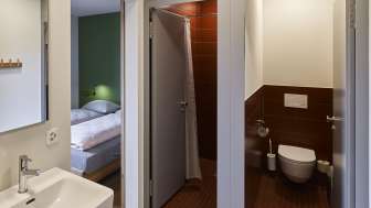 Modernes Badezimmer mit separatem WC in der Jugendherberge Schaan-Vaduz