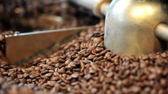 Nahaufnahme von frisch gerösteten Kaffeebohnen in einer Röstmaschine