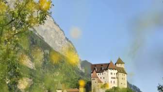 Burg Gutenberg mit felsigem Bergmassiv im Hintergrund