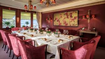 Elegant gedeckter Tisch im Restaurant Marée