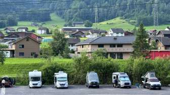10 ausgewiesene Wohnmobilstellplätze, Parkplatz Braunwald-Standseilbahn
