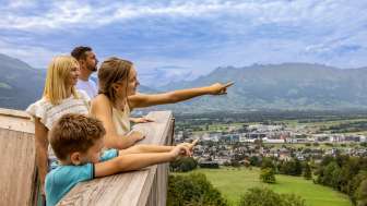 Familie auf der Aussichtsplattform des Turms auf Dux mit Blick über das Rheintal