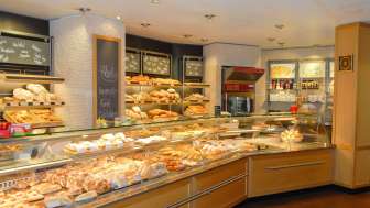 Blick auf den Verkaufsraum der Bäckerei Konditorei Amann mit gefüllter Theke