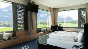 Modernes Doppelzimmer mit Aussicht auf die Berge im Grand Casino Hotel Liechtenstein