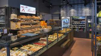Frisch gebackene Brote, Kuchen und Feingebäck in der modernen Bäckerei Mündle in Ruggell mit einladender Verkaufstheke