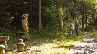 Holzfigur auf dem WalserSagenWeg