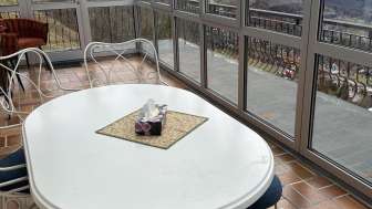 Terrasse mit Aussicht über die umliegende Bergwelt und das Rheintal