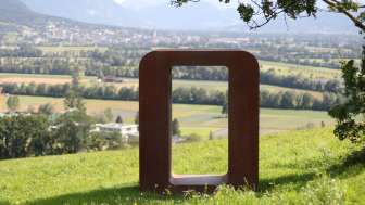 Skulptur «Resonare» aus rostigem Metall auf der Anhöhe Krest mit Blick auf das Rheintal