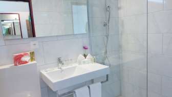 Badezimmer mit Dusche