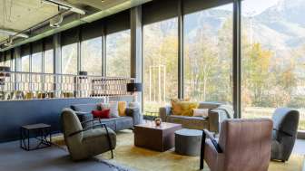 Einladender Lounge-Bereich im B&B Hotel Liechtenstein-Eschen mit Sesseln und Sofas