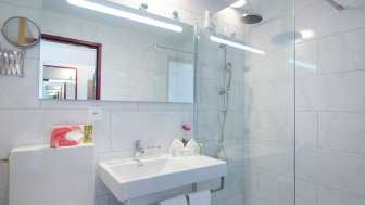 Badezimmer mit Dusche