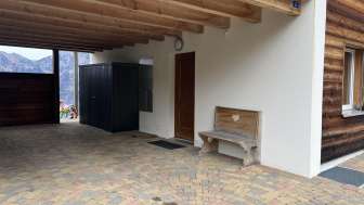 Eingang & Parkplatz