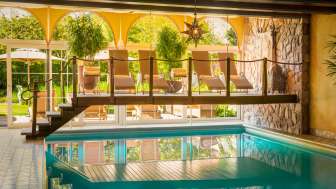 Poolbereich mit Liegestühlen im Park Hotel Sonnenhof