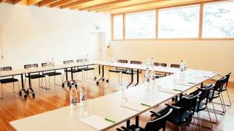 Heller Plenarraum im Seminarhotel Lihn