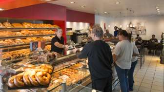 Verkaufsraum in der Bäckerei Konditorei Mündle in Mauren in dem Menschen Brot kaufen