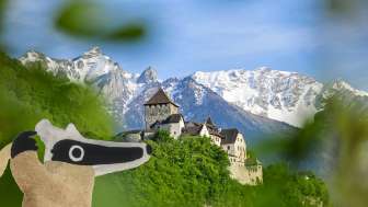Detektiv-Trail: Auf Schatzsuche in Vaduz mit Blick auf das Schloss Vaduz und weisse Berge