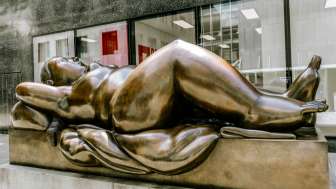 Skulptur «Reclining Woman» in Vaduz