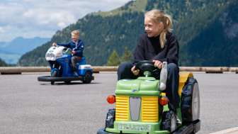 Kinder fahren mit Mini-Cars